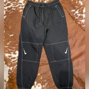 Women’s Nike lifestyle woven casual bundle feet joggers